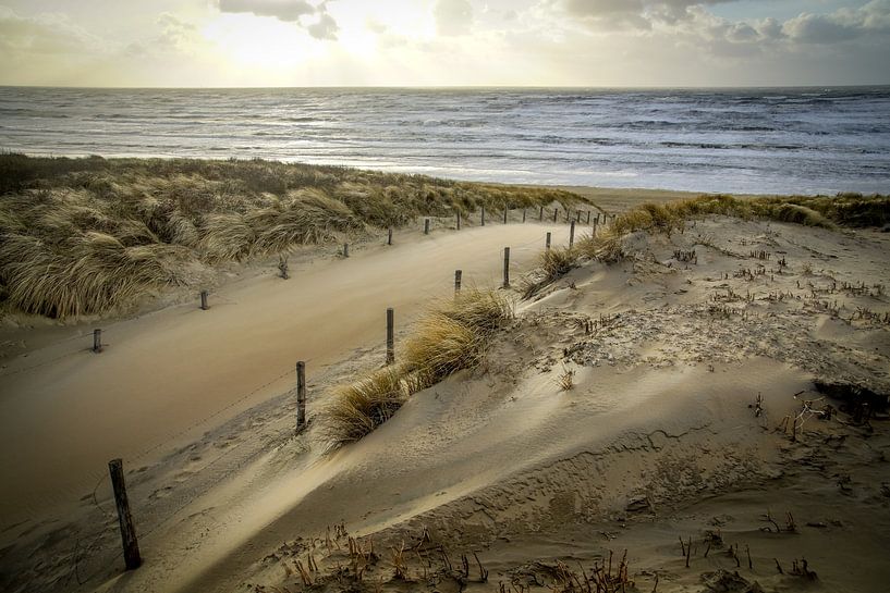 Strand, Meer und Sonne an einem stürmischen Abend! von Dirk van Egmond