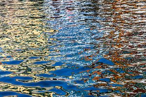 kleurrijke waterspiegeling in water van de Nyhavn
