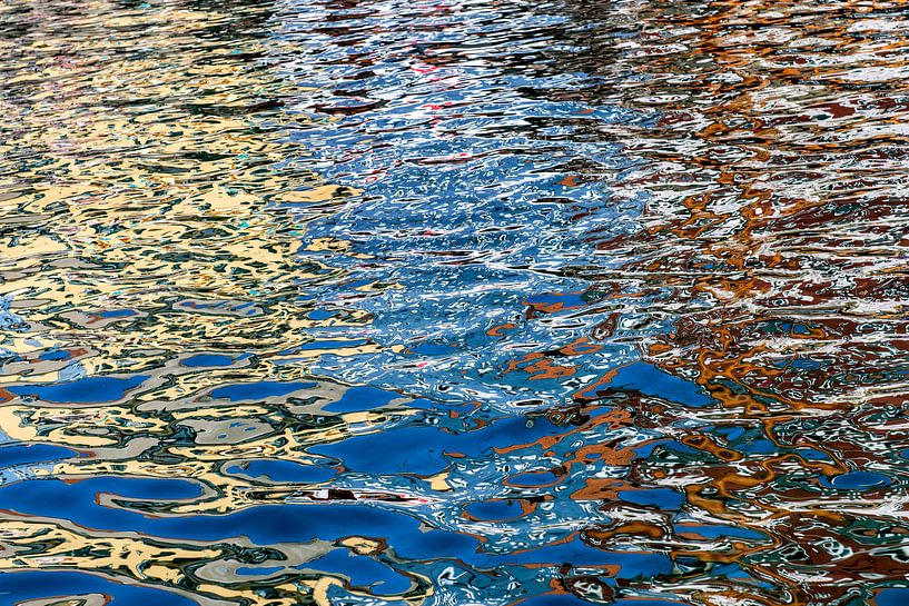 kleurrijke waterspiegeling in water van de Nyhavn van Hanneke Luit