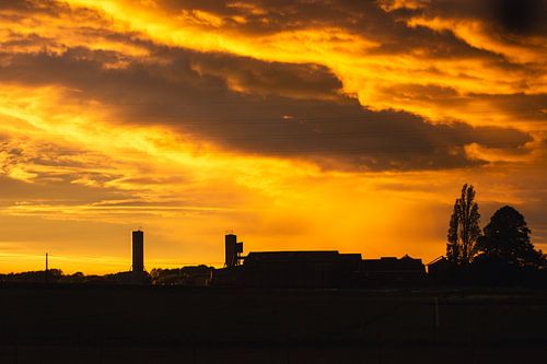 Avondgloed boven de boerderij