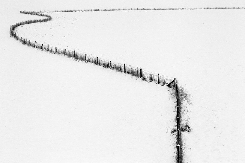 Linien in verschneiter Landschaft von Wim Wilmers