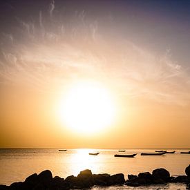 Zonsondergang Saly, Senegal 2019 van Babet Trommelen