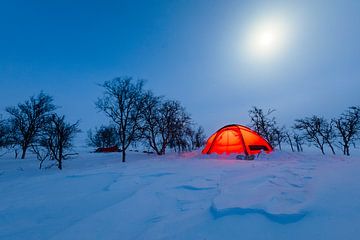 Winterlandschaft mit beleuchtetem Zelt
