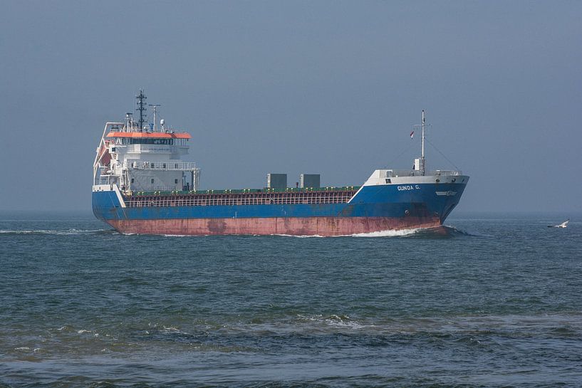 Le navire de haute mer fait route dans la mer du Nord. par scheepskijkerhavenfotografie