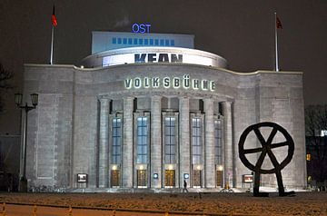 Théâtre à la Volksbühne am Rosa-Luxemburg-Platz à Mitte sur Silva Wischeropp