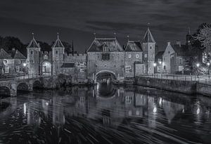 De Koppelpoort in Amersfoort in de avond - zwart-wit van Tux Photography