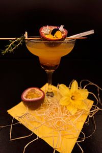 Prosecco mit Cassis-Sirup und frischer Passionsfrucht.