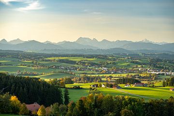 Uitzicht over de Allgäu naar de Allgäuer Alpen en de Gaishorn van Leo Schindzielorz