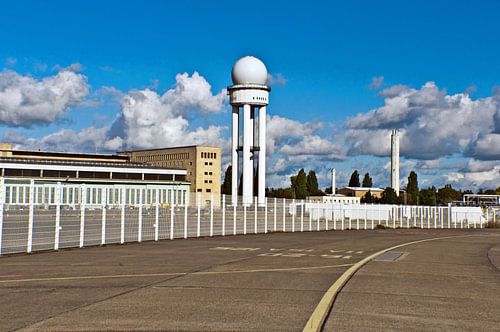 Verlaten terrein op het voormalige vliegveld Berlin-Tempelhof van Silva Wischeropp
