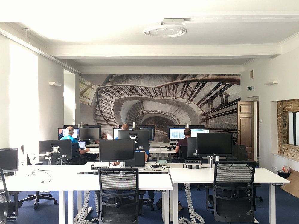 Escalier en béton abandonné.  par Roman Robroek - Photos de bâtiments abandonnés 