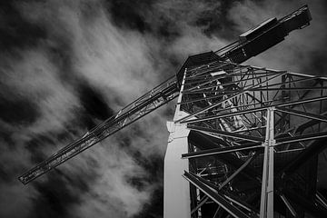 Port crane IV by Remco Schoonderwoert