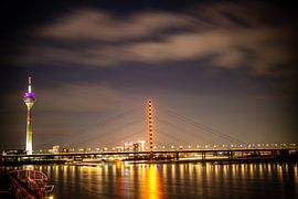 Düsseldorfer Nachtlandschaft von Lens & Light Photography