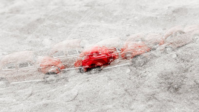 Volkswagen Kever met snelheid in het zand van pauline smale