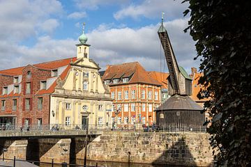 Oude kraan in de haven van Lüneburg van Martijn