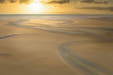 Het drooggevallen wad rondom De Mont Saint Michel van FotoSynthese