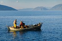Fischer auf der griechischen Insel Kefalonia segelt hinaus.