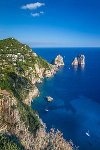 Blick zu den Faraglione-Felsen auf Capri