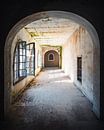 Korridor in einem verlassenen Kloster. von Roman Robroek Miniaturansicht