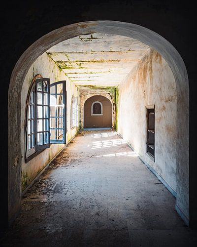 Korridor in einem verlassenen Kloster.