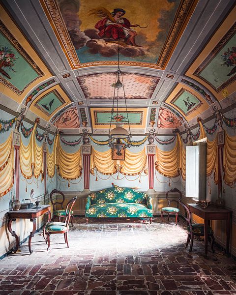 Fresko in einem verlassenen italienischen Wohnzimmer. von Roman Robroek – Fotos verlassener Gebäude