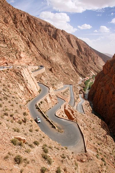 Kurvenreiche Straße zum Bergpass - Tal der Datteln, Marokko von The Book of Wandering