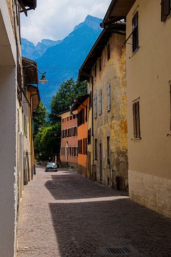 Sfeervol doorkijkje door een Italiaans steegje