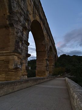 De Pont du Gard in de avond van Timon Schneider