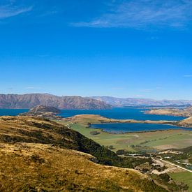 Rock Peak Viewpoint / Panorama: Stunning View of Lake Wanaka and Roys Peak by Be More Outdoor