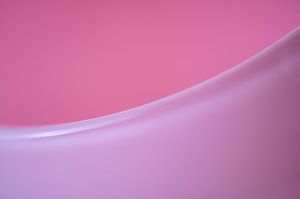 Gebogen lijn in roze van Angeline van de Kerkhof