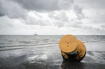 Yellow buoy by Ed van der Hilst