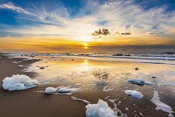 Zonsondergang op het strand na een storm van Nico Buijs