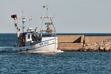 Fischerboot segelt ein von Geertjan Plooijer