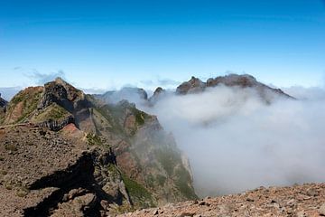de hoge bergen op het eiland madeira genaamd pico arieiro, de top is 1818 meter boven de zeespiegel