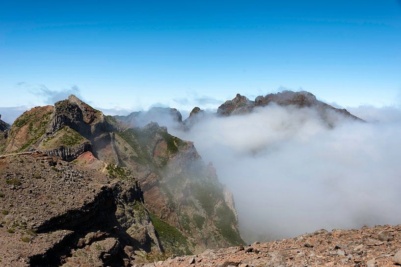 de hoge bergen op het eiland madeira genaamd pico arieiro, de top is 1818 meter boven de zeespiegel van ChrisWillemsen