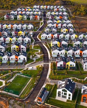 Quartier résidentiel moderne avec des maisons colorées vues du ciel sur Ewold Kooistra