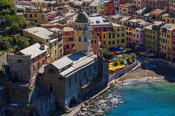 Uitzicht op Vernazza aan de Middellandse Zeekust in Italië