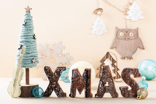 Kerst kaart met Kerstboom en houten letters XMAS