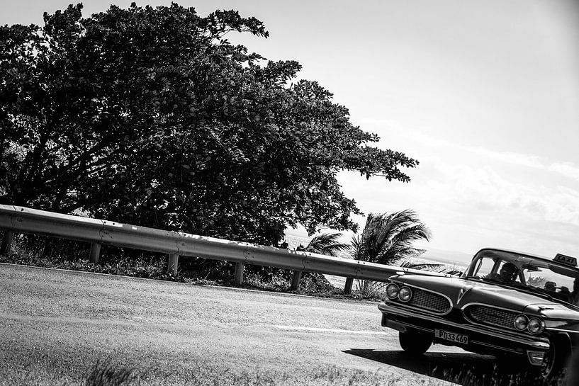 voiture cubaine en noir et blanc par Tonny Visser-Vink