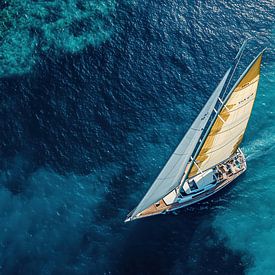 Regatta boot in helder water panorama van TheXclusive Art