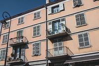 Sonnenlicht auf französischen Fassaden - Ein Tag in der Provence