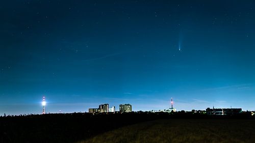 Allemagne, Stuttgart, juillet 2020, la célèbre comète neowise au-dessus de la ligne d'horizon. sur adventure-photos