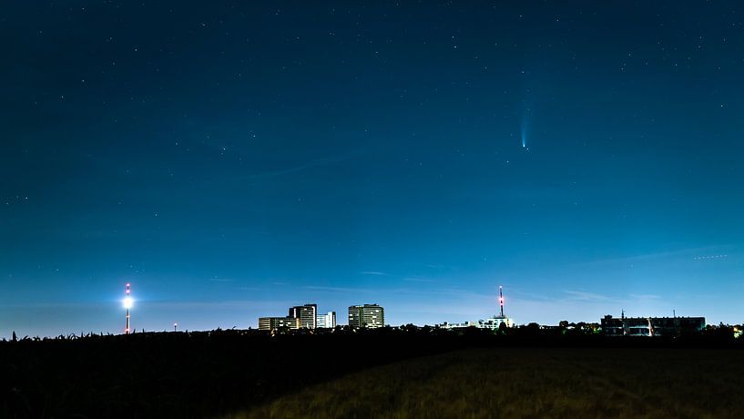 Deutschland, Stuttgart, Juli 2020, Berühmter Komet neowise über Skyline von adventure-photos