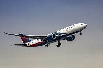 Delta Air Lines (Team USA) Airbus A330neo stijgt op in guur weer van Maxwell Pels