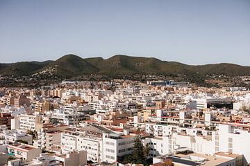 Uitizcht over Ibiza stad van Céline Jennes
