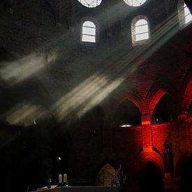 Estnisches Licht in der wunderschönen Mystischen Kirche von Surreal Media