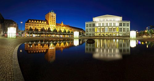 Leipzig - Kroch wolkenkrabber en operagebouw aan de Augustusplatz