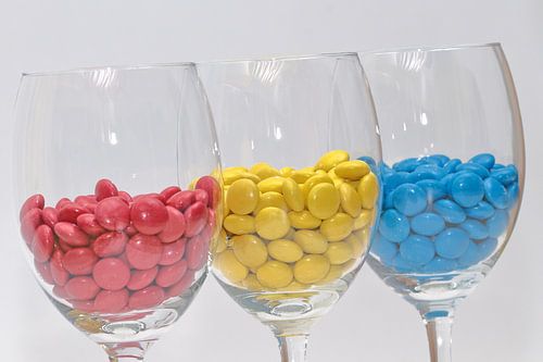 Rood, geel en blauw in wijnglazen!
