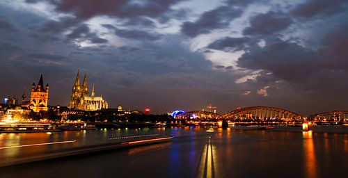 De Dom van Keulen in de avond