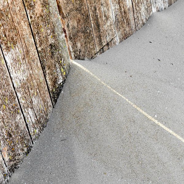 Grafiek met streep zonlicht over een opgewaaid stuk strandzand van Hans Kwaspen