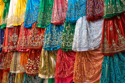 Kleurrijke jurken in een bazaar